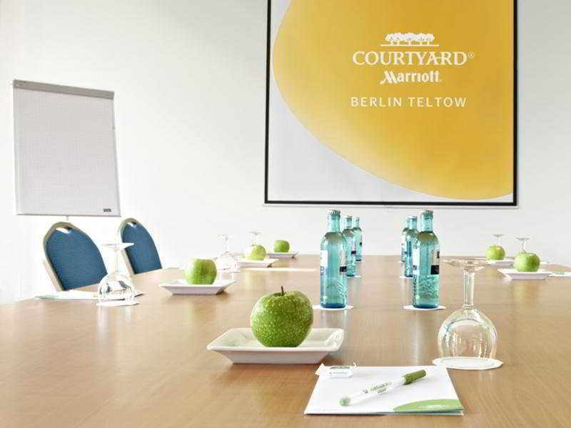 Courtyard By Marriott Berlin Teltow Hotel Bagian luar foto